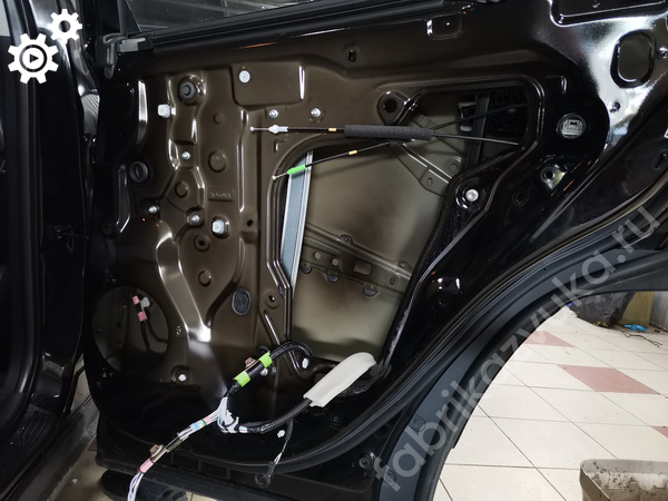 Правая задняя двери Toyota RAV4 V до виброизоляции