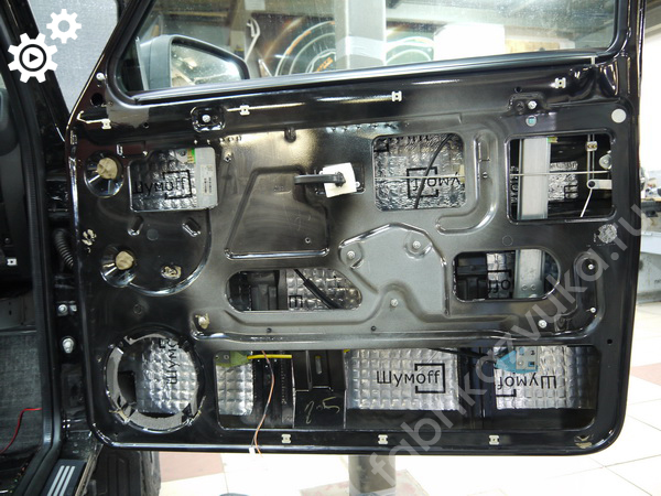 Первый слой виброизоляции правой двери Lada 4x4 Niva