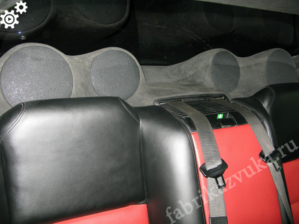 Подиум для установки акустики BMW 850i E31