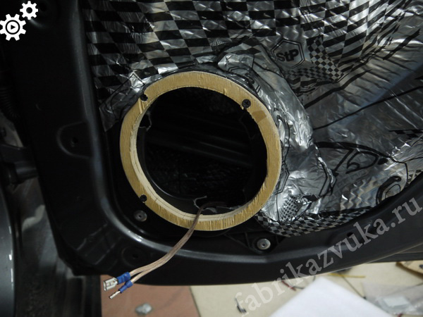 Проставочные кольца для акустики на Mercedes-Benz A45 AMG
