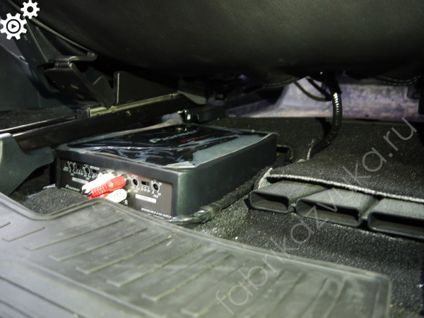 Установка усилителя под сиденье Toyota Camry V50