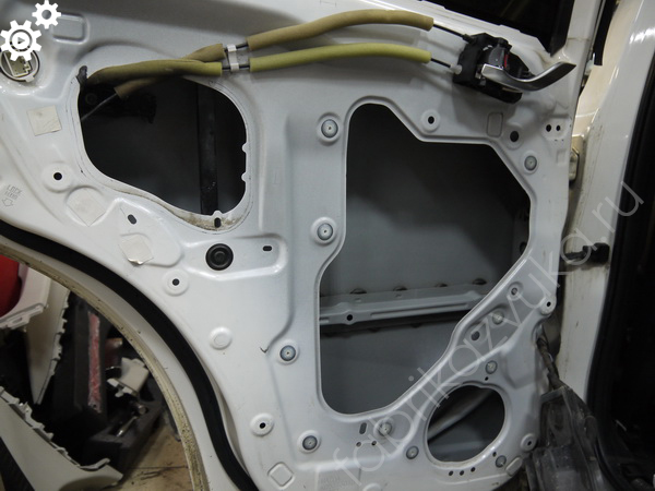 Штатная шумоизоляция двери Mazda CX-5 I