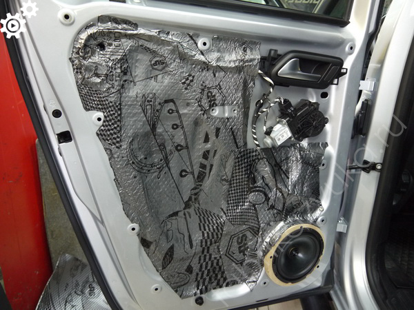 Шумоизоляция Volkswagen Amarok - задняя левая дверь