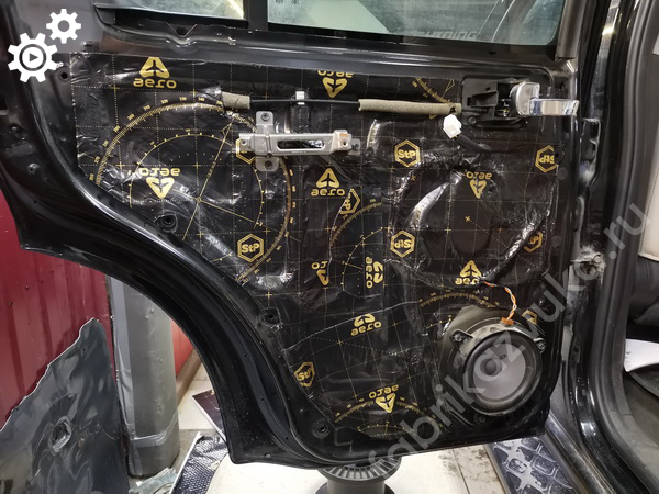 Виброизоляция внешнего металла левой задней двери Nissan Pathfinder