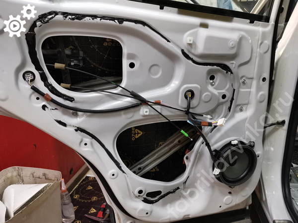 Первый слой виброизоляции левой задней двери Toyota RAV4 IV Рест.