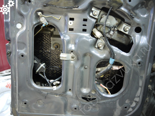 Внутренний слой шумоизоляции двери багажника Toyota Land Cruiser 105