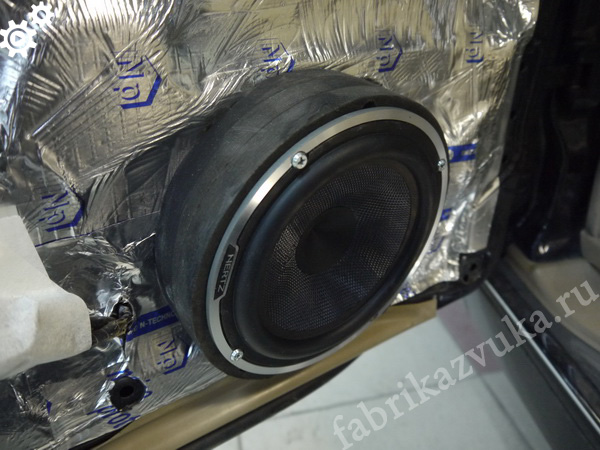 Внутренний подиум под акустику в Merсedes-Benz SL320 R129