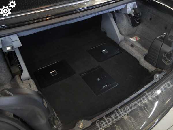 Усилители в полу багажника BMW 325i E93