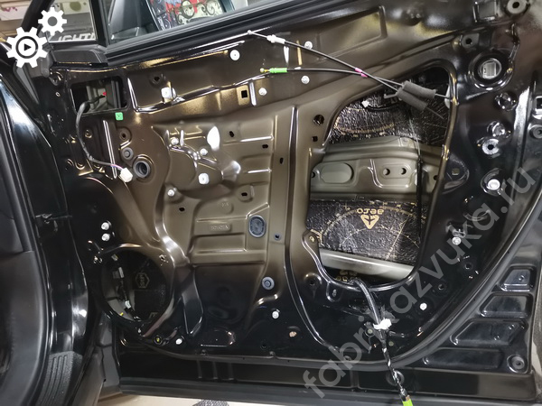 Первый слой виброизоляции правой передней двери Toyota RAV4 V