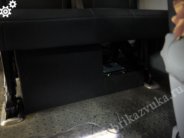 Сабвуфер и усилитель под сиденьем Volkswagen Transporter