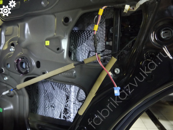 Шумоизоляция внутреннего металла двери Toyota Land Cruiser 200