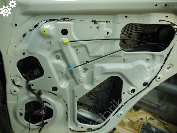 Процесс шумоизоляции двери Mitsubishi Outlander III