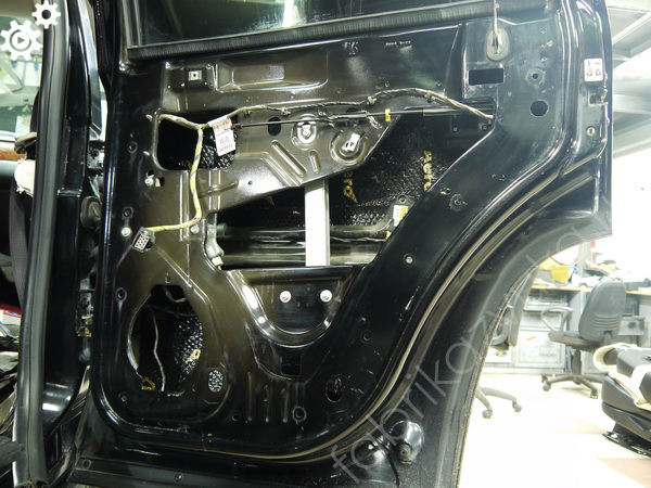 Первый слой виброизоляции задней правой двери | Chevrolet Tahoe III