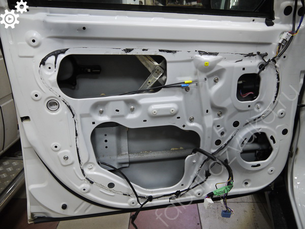 Штатная шумоизоляция передней двери Mitsubishi Outlander III