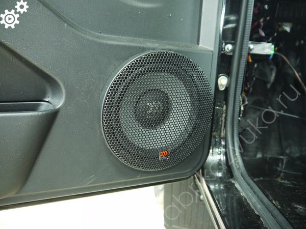 Установка акустических колонок и подиумов в автомобиль Chevrolet NIVA