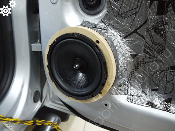 Установка передней акустики в Volkswagen Amarok