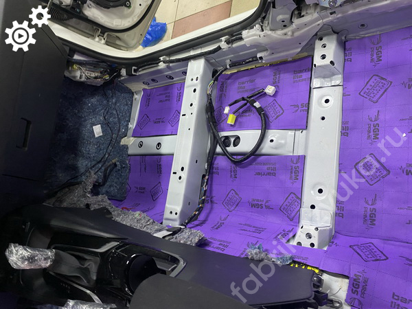 Процесс шумоизоляции пола Toyota Corolla XII (E210)