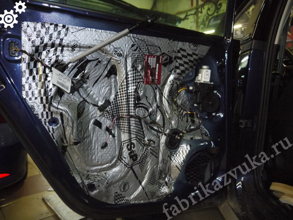 Шумоизоляция внешнего металла двери Volkswagen Polo 5 Рестайлинг
