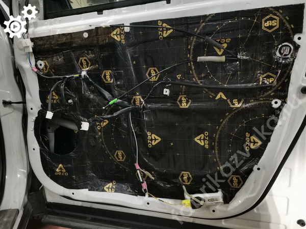 Второй слой виброизоляции правой передней двери Toyota RAV4 IV Рест.
