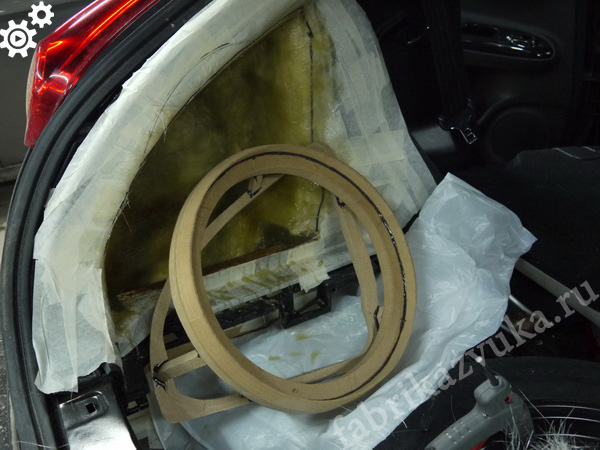Процесс изготовления стелс корпуса на сабвуфер в Nissan Juke