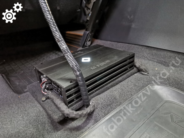 Монтаж усилителя на сабвуфер в Toyota RAV4 V (XA50)