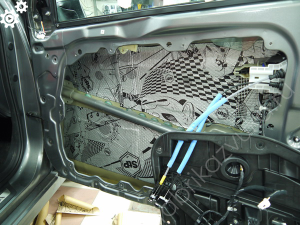 Первый слой виброизоляции двери Hyundai Sonata VII