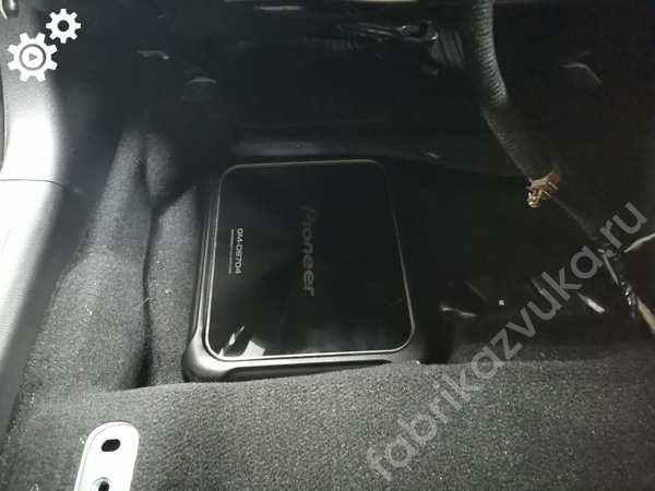 Усилитель на сабвуфер в Mazda CX-5