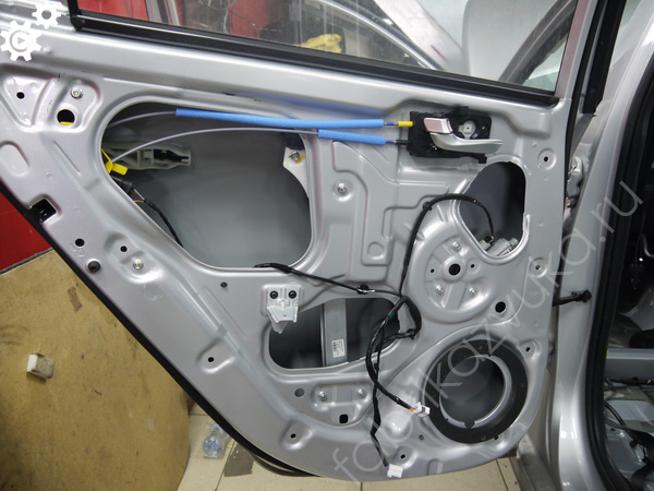 Штатная шумоизоляция задней левой двери | Hyundai Solaris II