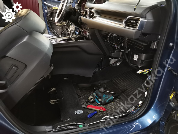 Место под установку усилителя в Mazda CX-5
