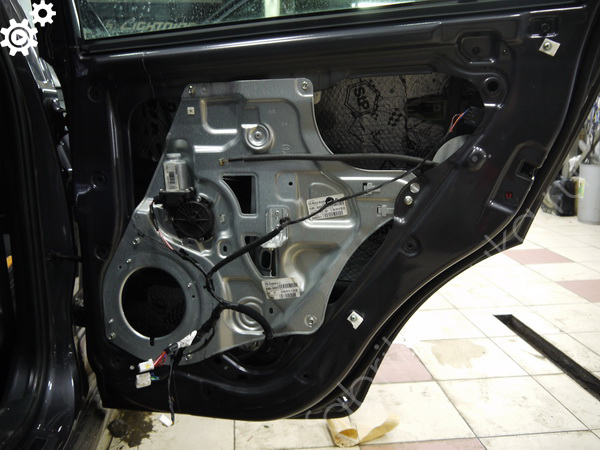 Шумоизоляция внутреннего металла двери Kia Sportage III