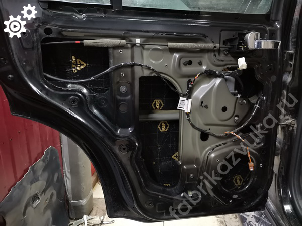 Виброизоляция внутреннего металла двери левой задней двери Nissan Pathfinder