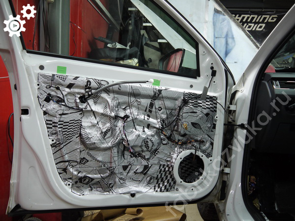 Виброизоляция левой передней двери Skoda Octavia A7