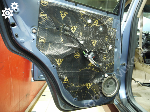 Левая задняя дверь Toyota RAV4 III - второй слой виброизоляции