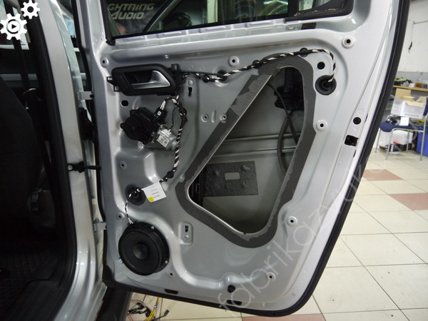 Штатная шумоизоляция задней двери Volkswagen Amarok