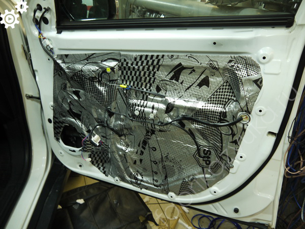 Шумоизоляция дверей в 2 слоя в Mitsubishi Outlander III