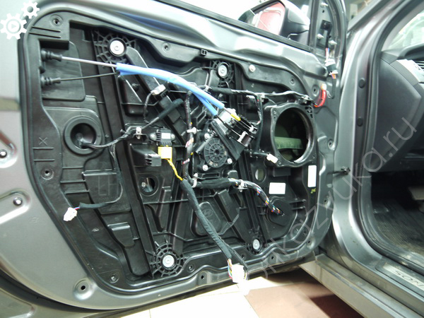 Левая передняя дверь Hyundai Sonata VII - штатная шумоизоляция