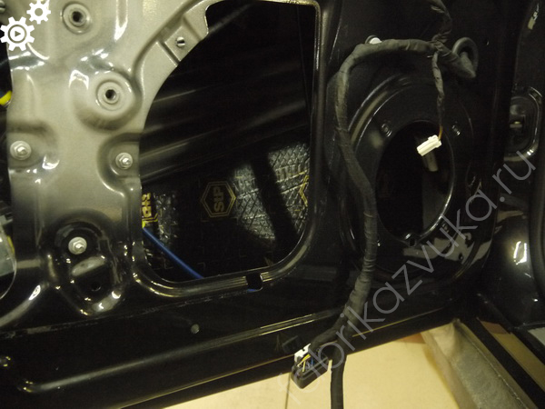 Шумоизоляция внутреннего металла двери Maserati MC Stradale