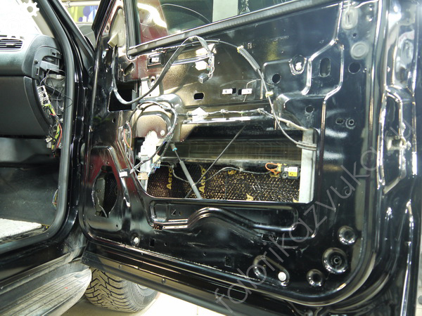 Первый слой виброизоляции правой передней двери | Chevrolet Tahoe III