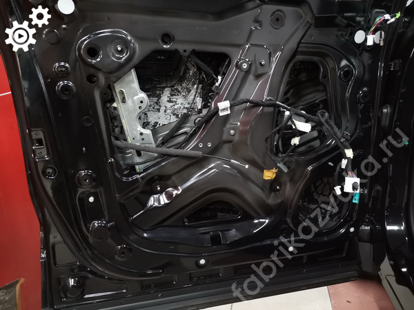 Обработка внутреннего металла левой передней двери Jetour Dashing