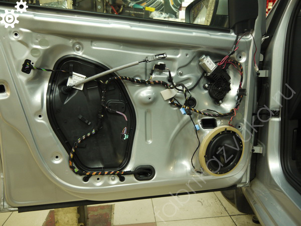 Установка фронтальной акустики в Volkswagen Polo V