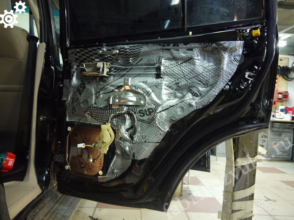 Шумоизоляция внешнего металла двери Mitsubishi Pajero 4
