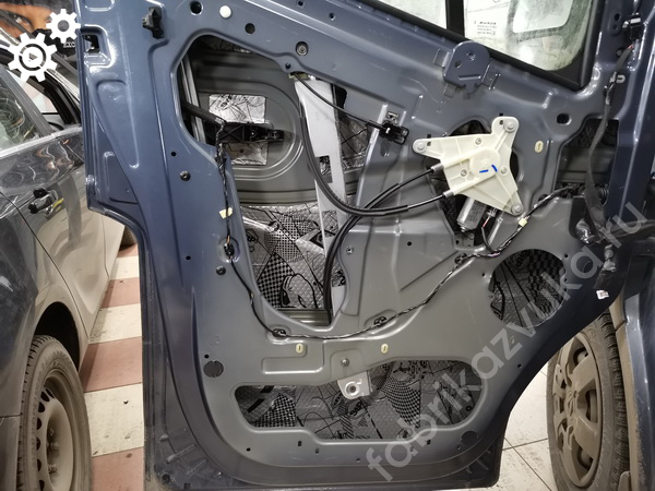 Левая дверь Renault Master - виброизоляция внутреннего металла