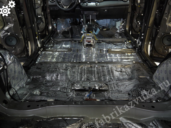 Шумоизоляция пола Toyota RAV4 - первый слой