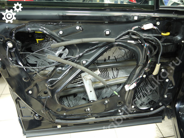 Левая передняя дверь Subaru Forester IV - первый слой изоляции