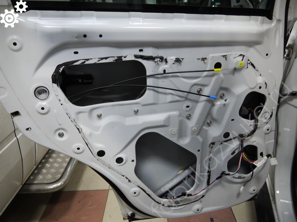 Штатная шумоизоляция задней двери в Mitsubishi Outlander III