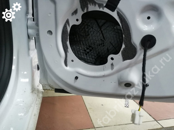 Виброизоляция внутреннего металла двери Lada Vesta