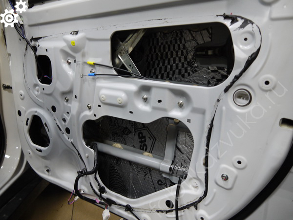 Шумоизоляция внутреннего металла двери Mitsubishi Outlander III