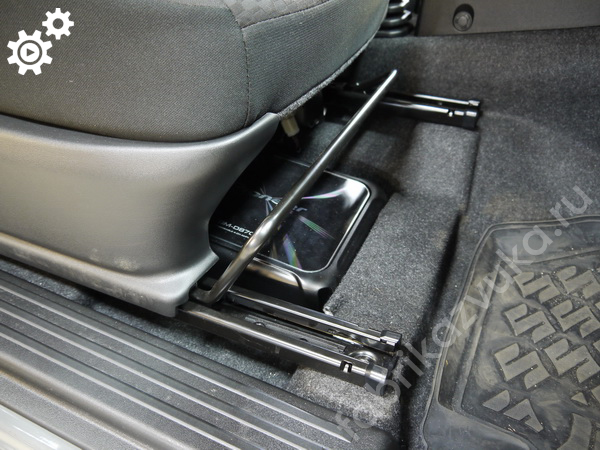 Установка усилителей под сиденья в Suzuki Jimny IV