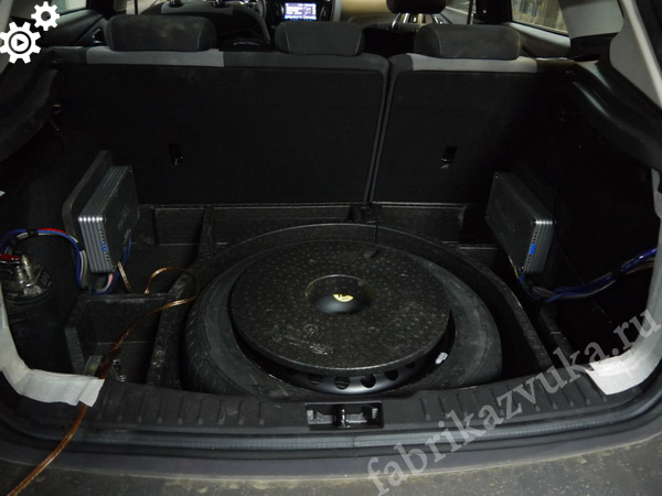 Установка усилителей в багажник Ford Focus 3