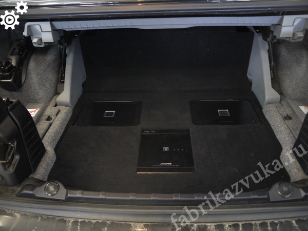 Установка усилителей в багажник BMW 325i E93